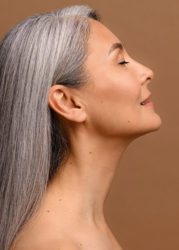 Reife Frau, mit schlankem, straffem Hals nach einem Halslifting.