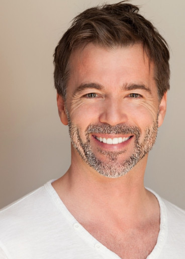 Hübscher, dunkelhaariger Mann, mit frischer lebendiger Ausstrahlung.