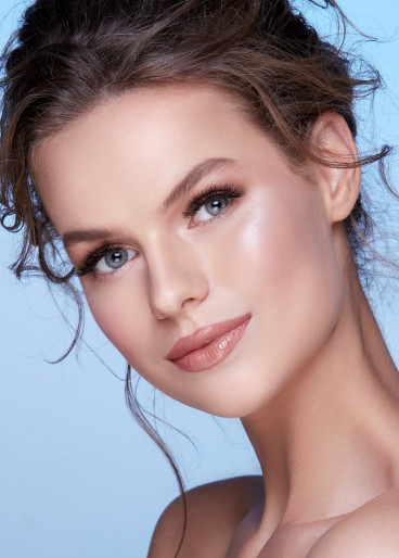 Eine attraktive Frau in ihren jungen Jahren, mit dunklem Haar und einer schöner Ausstrahlung.