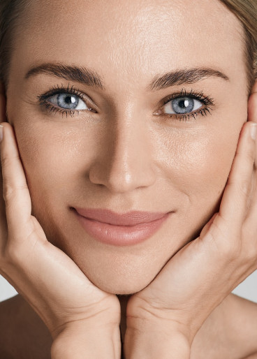 Eine glückliche, junge und attraktive Frau mit einem schönen Profil, das ihre natürliche Schönheit unterstreicht.