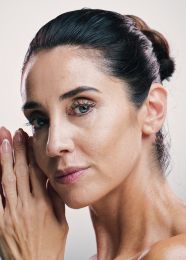 Reife Frau, mit frischer und junger Ausstrahlung, nach einer Gesichtsbehandlung.