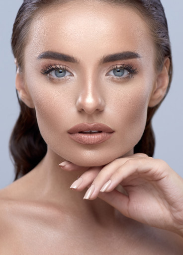 Schöne, junge Frau, mit glatter, frischer Ausstrahlung nach einer Gesichtsbehandlung.