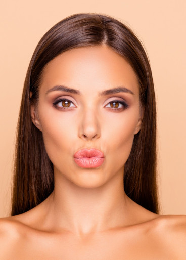 Schöne, junge Frau, mit ästhetisch ansprechend geformten vollen Lippen, für mehr Selbstbewusstsein.