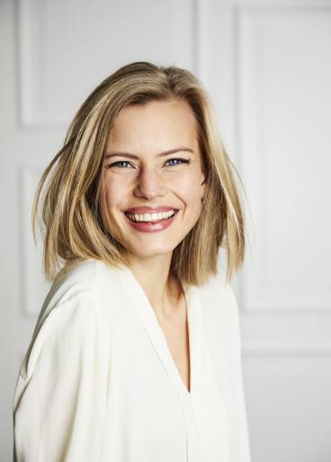 Schöne, dunkelblonde Frau, glücklich und zufrieden, nach einer Gesichtsbehandlung.