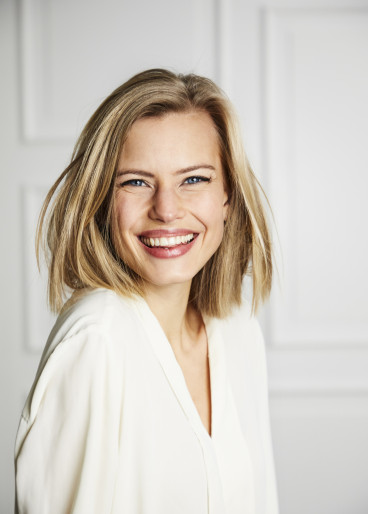 Schöne, dunkelblonde Frau, glücklich und zufrieden, nach einer Gesichtsbehandlung.