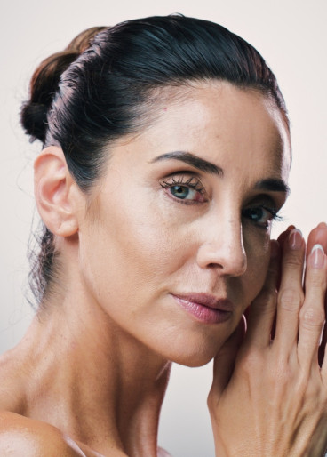 Reife Frau, mit frischer und junger Ausstrahlung, nach einer Gesichtsbehandlung.